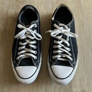 Black low top converse chucks sneakers